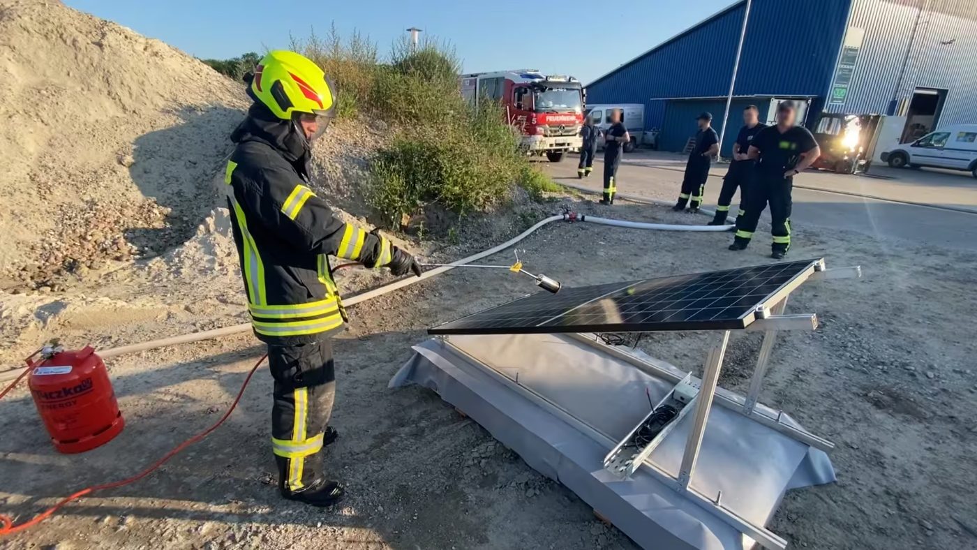 Realer Brandtest an einem Photovoltaik-Modul durch die Feuerwehr
