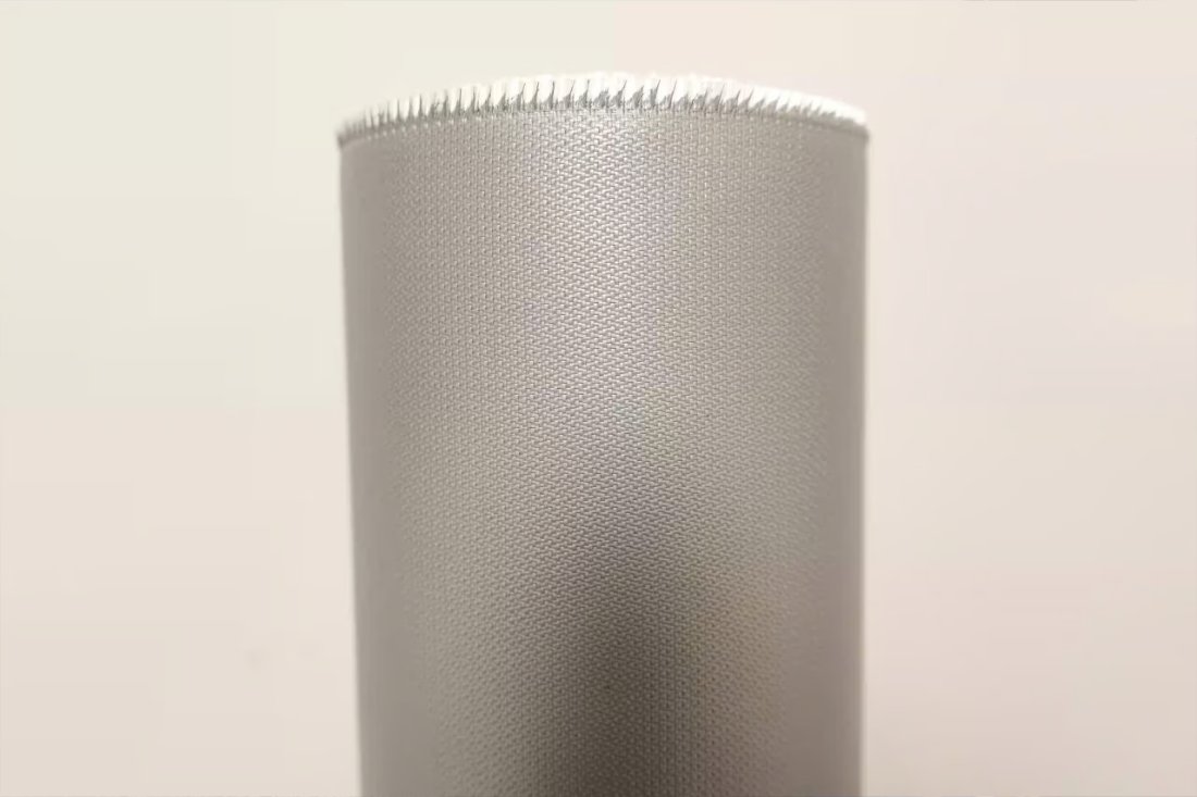 Nahaufnahme des beschichteten Glasfaser-Brandschutzgewebes auf der Rolle